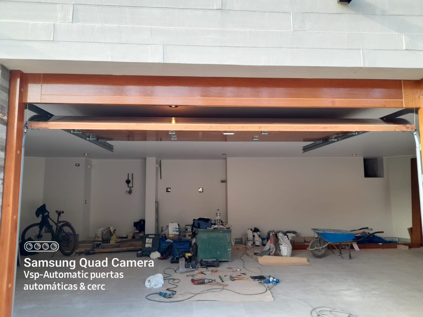 Puerta seccional apertura amplia